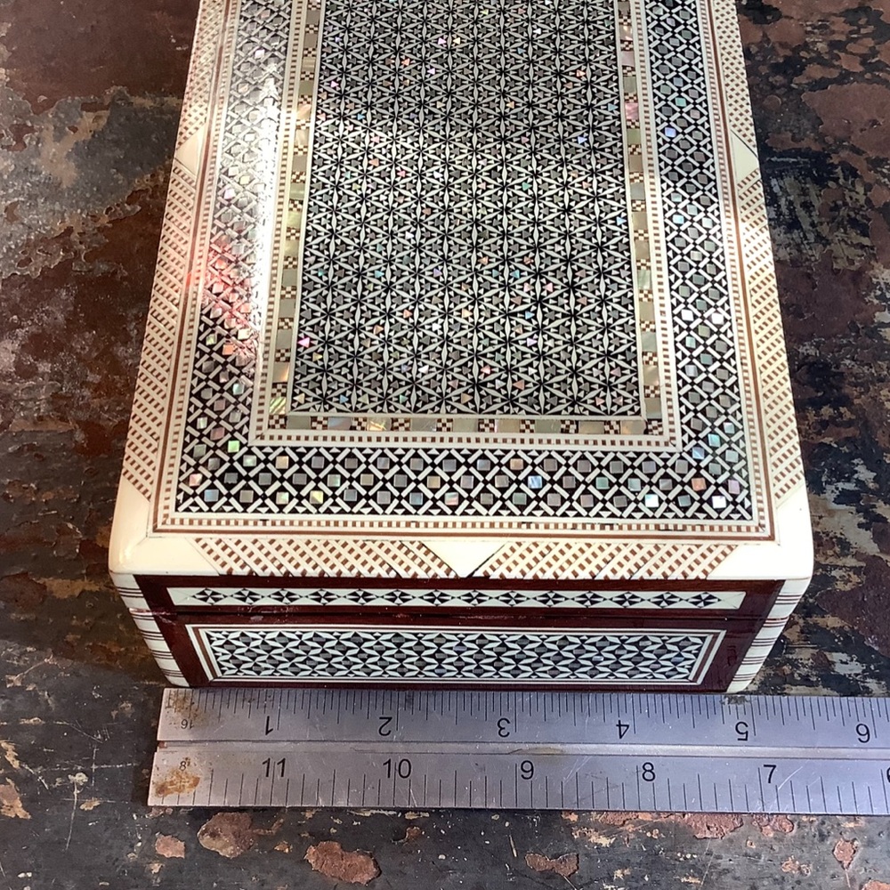 Egyptian Mother of Pearl Inlay Box - Picture 5 of 9